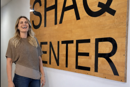 Designer brasileira Andria Tagliari, à frente do trabalho, na antiga residência de Shaquille O'Neal.