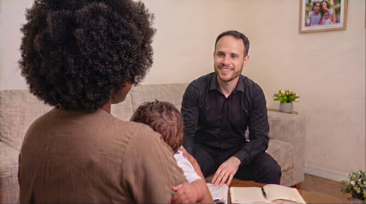 O advogado Artur atendendo na casa de uma cliente.