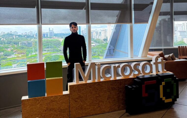 Byel durante visita a um ambiente corporativo ligado ao setor de tecnologia.