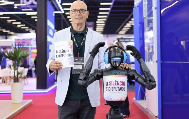 Edison Claro com o seu livro O Silêncio é Disputado.