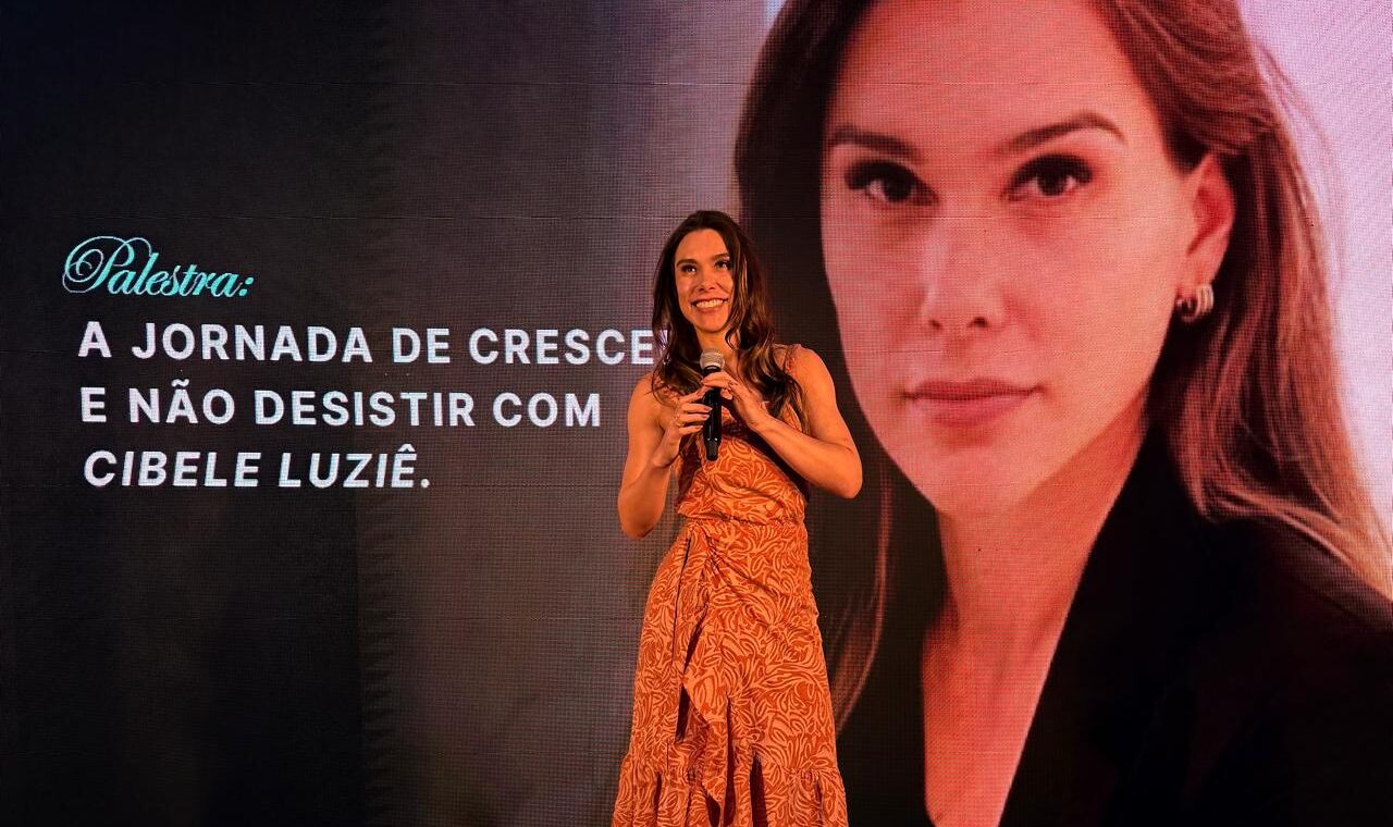 Cibele Luziê relata trajetória de erros, recomeços e expansão durante palestra
