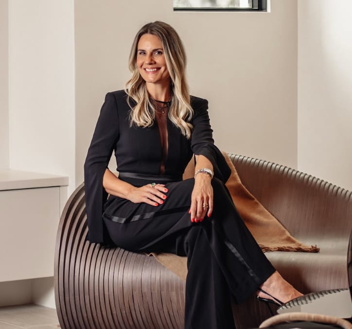 Andria Tagliari consolida sua atuação no design de luxo com projetos que unem rigor técnico, estética refinada e elevação do valor percebido dos imóveis