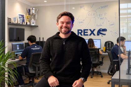 Felipe Sobral, no escritório da Rex Company em Vitória/ES.