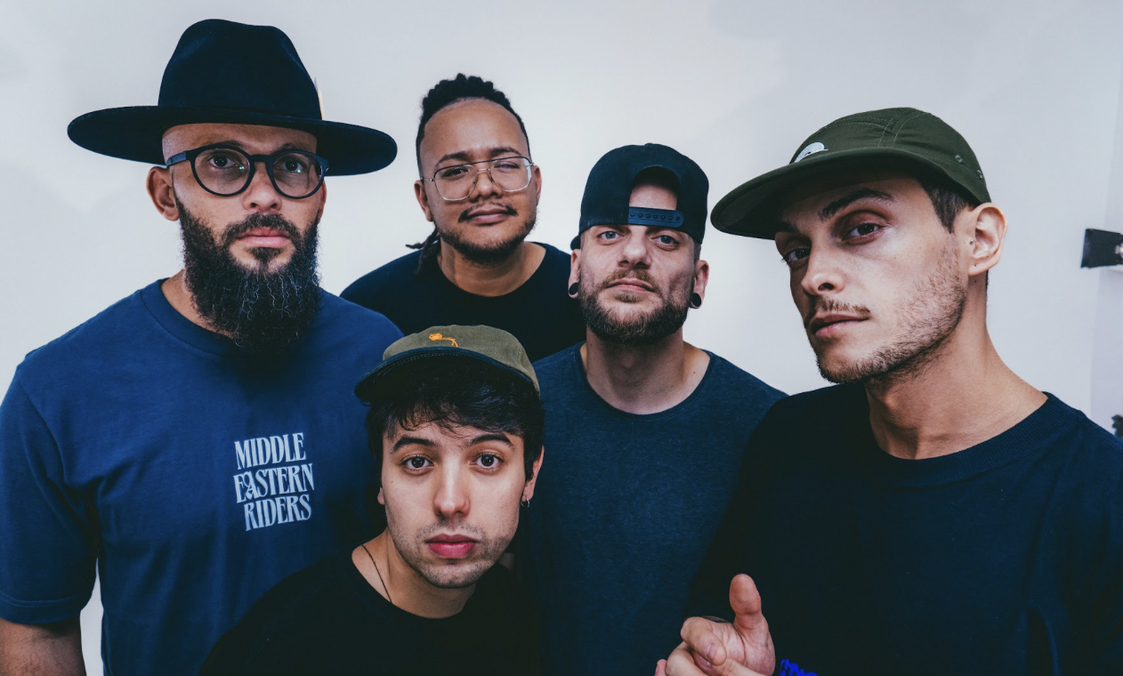 Os Colombinos lançam o single “Avião”, produzido por Los Brasileros