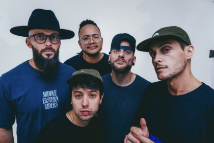 Os Colombinos lançam o single “Avião”, produzido por Los Brasileros
