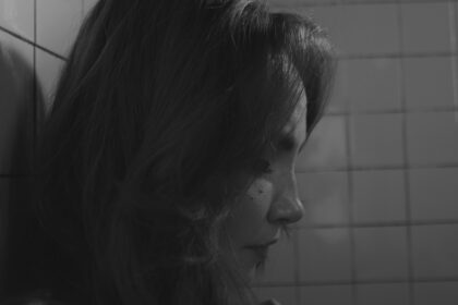 Nathalia Bacci transforma dor da autossabotagem em mensagem de esperança no single “Cartas”