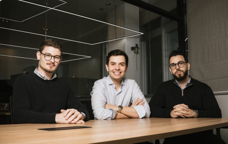Henrique Harff (à esq.), Vinicius Tondin e João Victor Lins, da Ousen, hub de soluções comerciais para escritórios de advocacia.