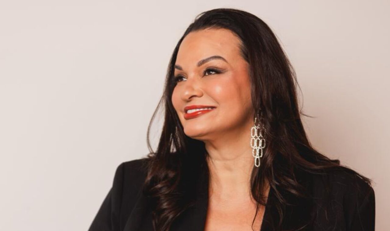 Carmen Reis ganha destaque em reality show da Record News e chama atenção do público com personalidade, estratégia e empreendedorismo