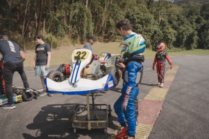 Daniel Lancaster acompanha a estreia do filho João no kart aos 7 anos!