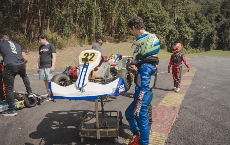 Daniel Lancaster acompanha a estreia do filho João no kart.