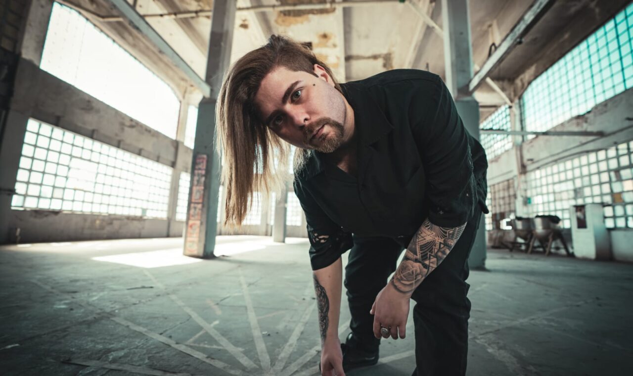 KRAD aborda a busca por uma felicidade ilusória em “Fake Happiness”