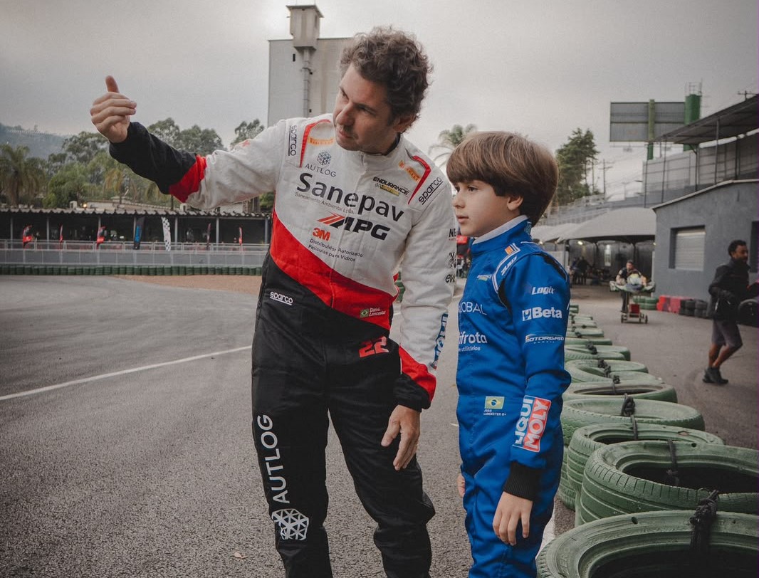 Daniel Lancaster acompanha estreia do filho João no kart.