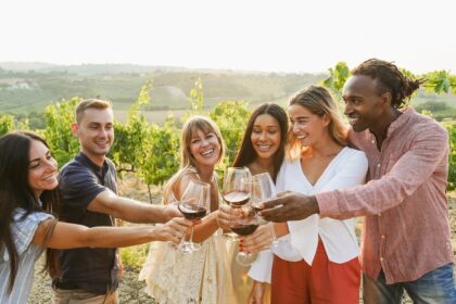 Vindima na Toscana vira roteiro para produzir vinho com rótulo próprio