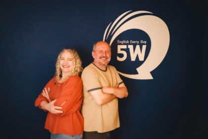 O modelo de licenciamento da 5W English oferece a professores de inglês método, material, marca e suporte, sem o formato de franquia