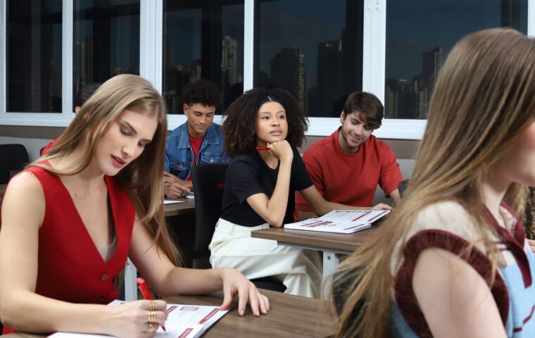Alunos durante atividade em sala de aula do IPOG, em um ambiente de aprendizado.