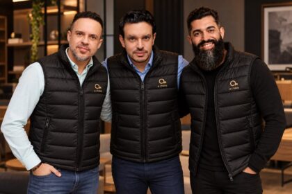 Gabriel Pavão, Adriano Barreto e Alex Missiano, integrantes de A Chave, iniciativa que reúne especialistas em RevOps, liderança e planejamento financeiro para analisar desafios de empresários sob três perspectivas: Visão, Coragem e Dinheiro.