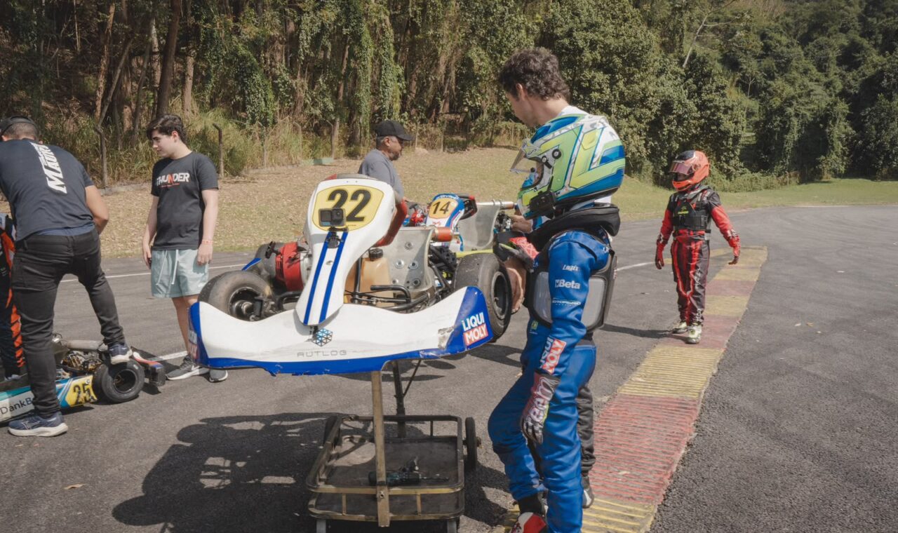 Daniel Lancaster acompanha estreia do filho João no kart aos 7 anos SP