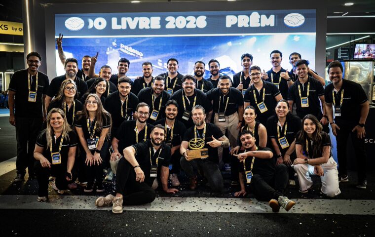 Dhiego Rosa (ao centro com o troféu em mãos) e a equipe do Grupo Escalada comemorando o prêmio de Melhor Consultoria Oficial do Mercado Livre, entregue no Mercado Livre Experience, em São Paulo, em setembro de 2026.