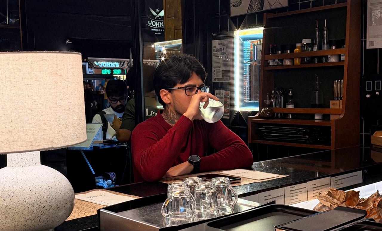 Byel em momento descontraído durante uma visita a um estabelecimento gastronômico.