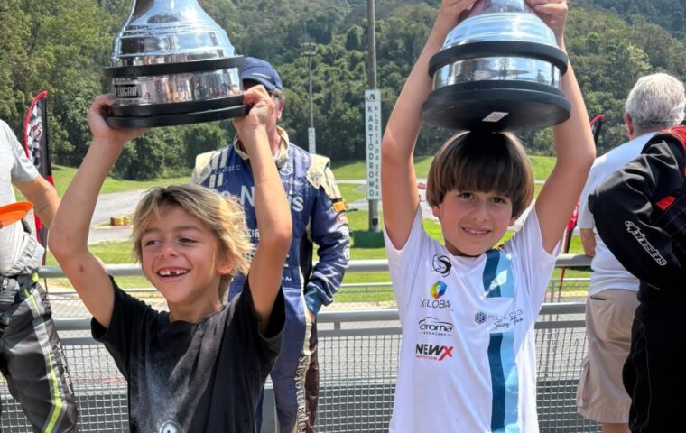 Daniel Lancaster acompanha estreia do filho no kart.