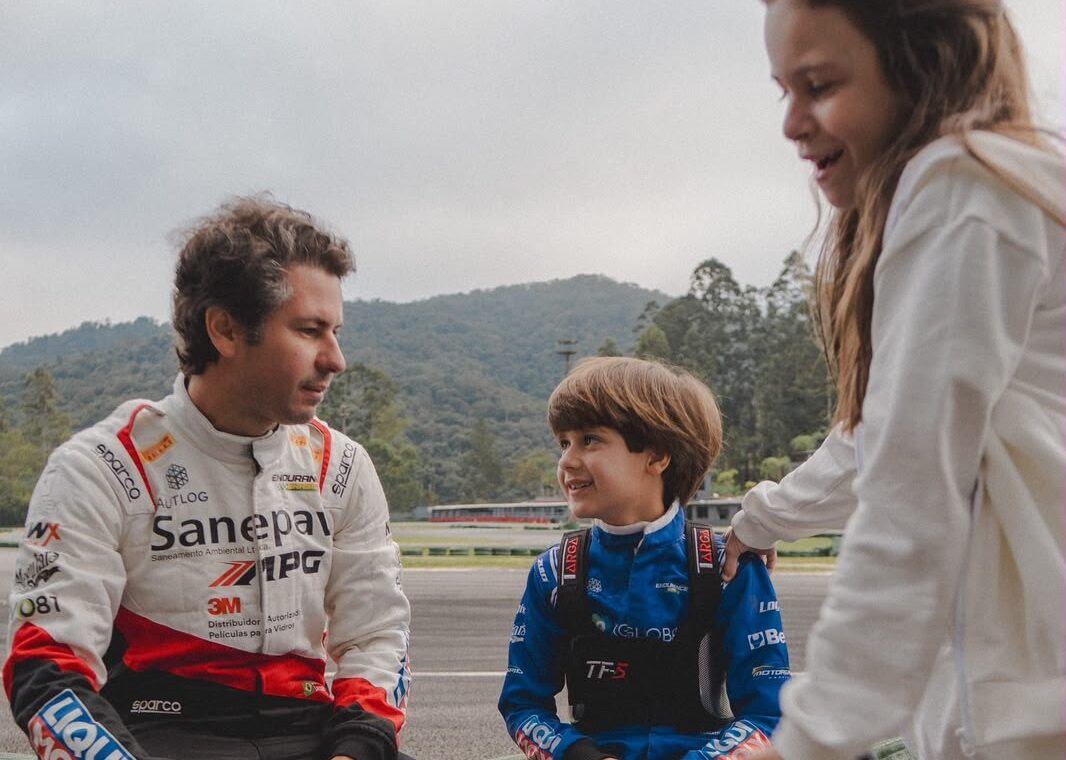 Daniel Lancaster acompanha a estreia do filho João no kart aos 7 anos!