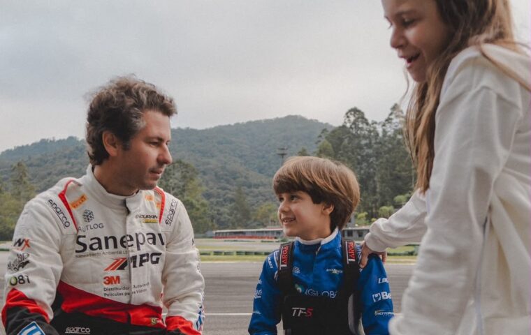 Daniel Lancaster acompanha a estreia do filho João no kart.