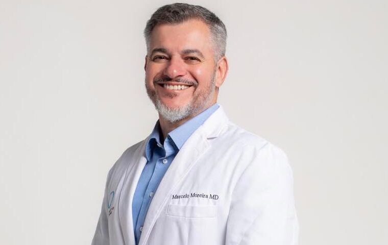 Dr. Marcelo Moreira realiza o lifting endoscópico para esconder as cicatrizes e cuidar da pele.