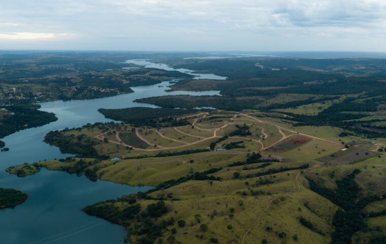 Fazenda do Lago, em Abadiânia, tem 2,8 milhões de metros quadrados de cerrado à margem do lago e um projeto que se define como um wellness club residence.