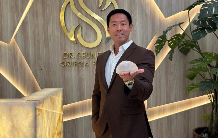 Dr. Seung Hoon Lee é graduado em Medicina, com residência médica em Cirurgia Plástica